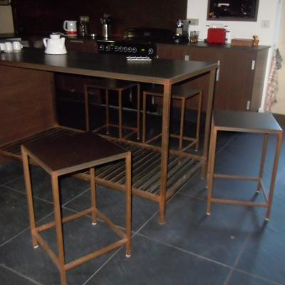 table et tabourets