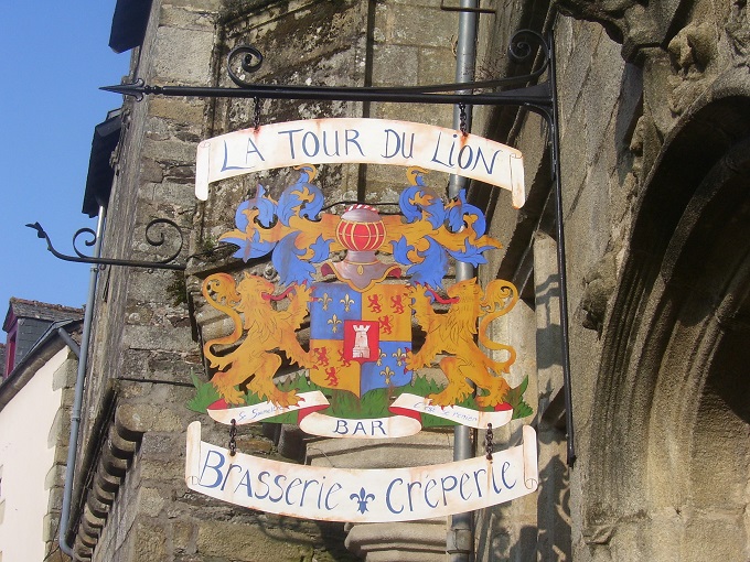 Enseigne blason en fer forgé à Rochefort en terre