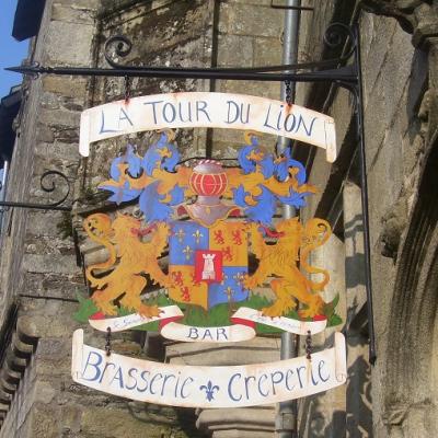 Enseigne blason en fer forgé à Rochefort en terre