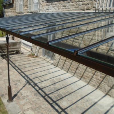 Pergola en fer forgé brunie, vernie avec vitrage