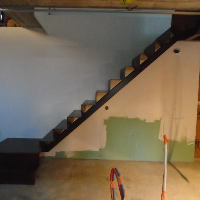 Escalier limon central marche en tôle pliée
