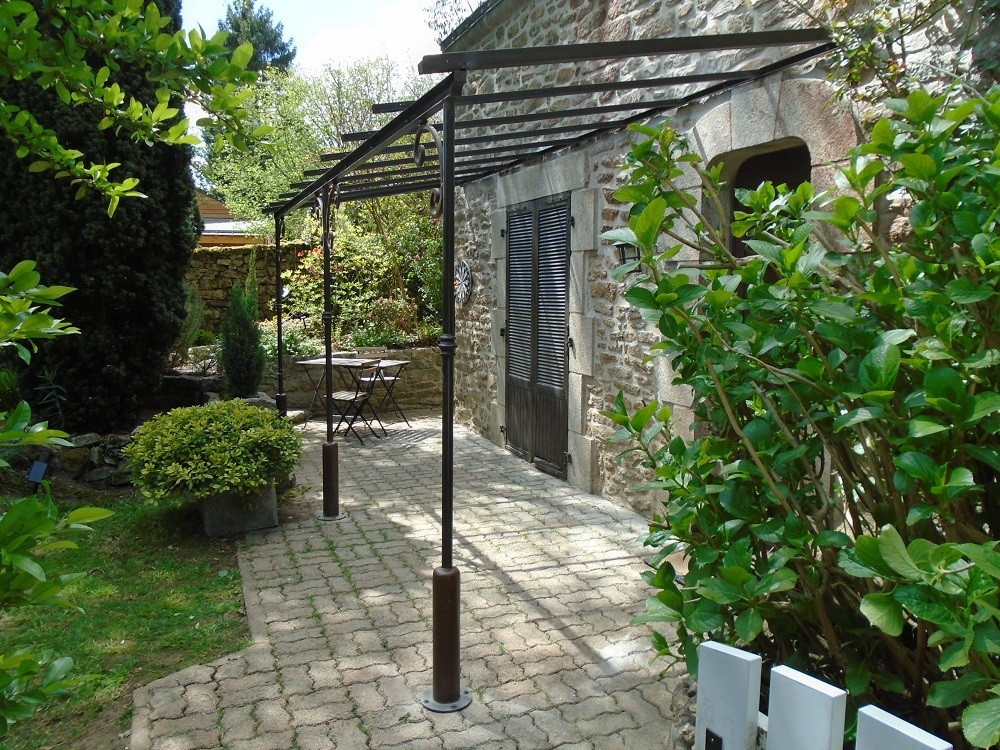 Pergola en fer forgé avec vitrage