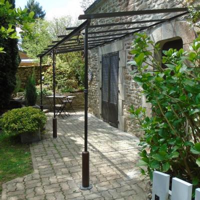 Pergola en fer forgé avec vitrage