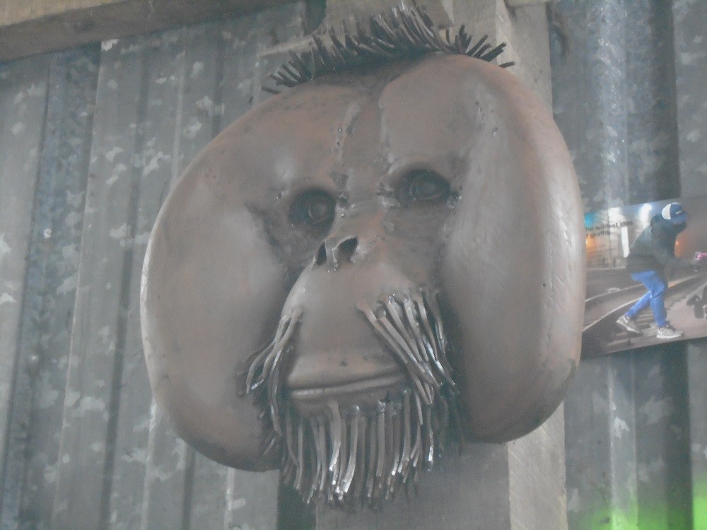 Tête d'orang-outan sculpture métallique