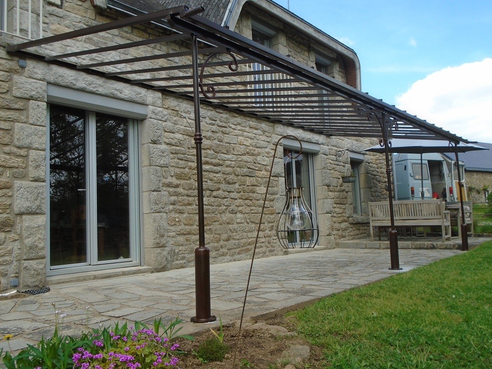 Pergola en fer forgé brunie, vernie avec vitrage