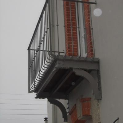 Balcon et garde-corps métallique
