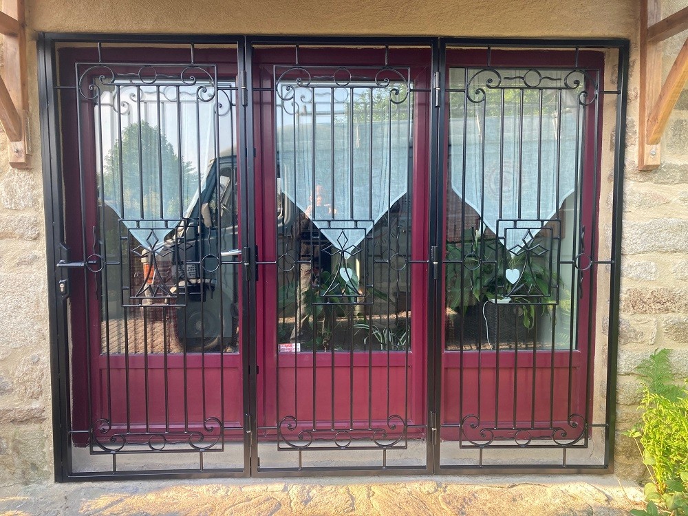 Grille de defense en fer forgé trois vantaux