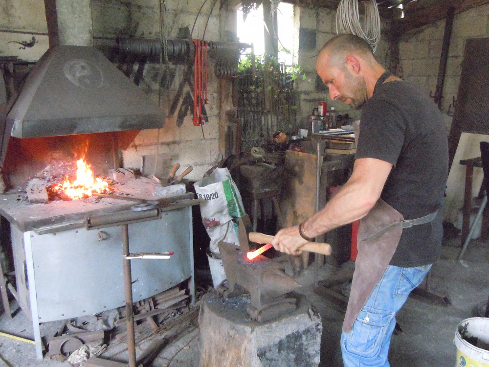 travail d'une volute à la forge